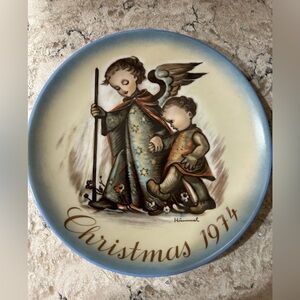 Berta Hummel Vintage Collectors 1974 Christmas Plate- Schmid Bros